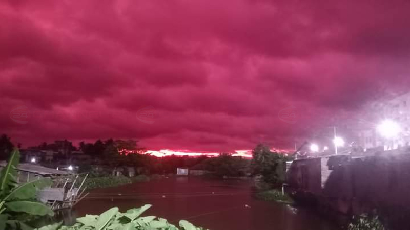 অদ্ভুত লাল আকাশের দেখা মিলল রাজশাহীতে